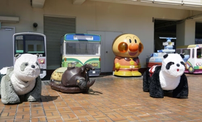 写真：「アミコ屋上プレイランド」に並ぶパンダ型の乗り物など＝徳島市