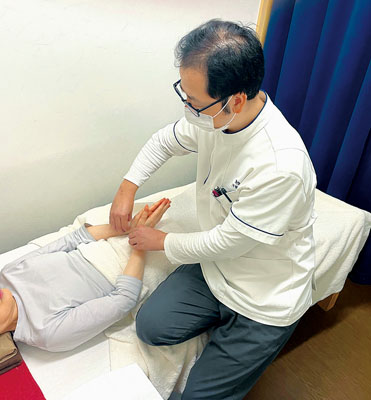 写真：話を聞きながら患者の状態を把握する千葉院長