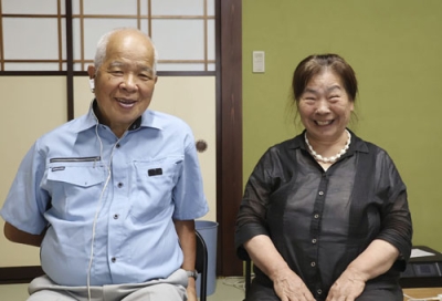 写真：医療保護入院させられた経緯を語る江口実さん（左）と妻富子さん＝７月、富山市