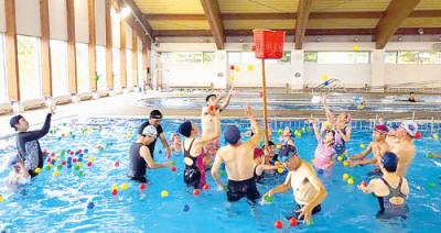 写真：玉入れを楽しむ参加者たち（提供写真）