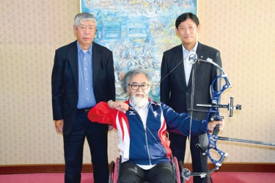 写真：全国大会での健闘を誓う長尾選手（中央）