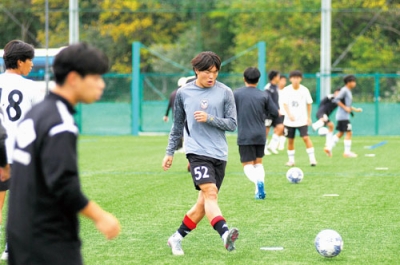 写真：パス回しで調整する大谷室蘭・玉井選手（中央）ら