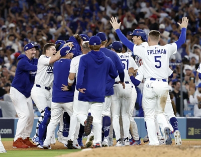 写真：フィリーズにサヨナラ勝ちし、リーグ優勝決定シリーズ進出を決め喜ぶ大谷（右から２人目）らドジャースの選手たち＝ロサンゼルス（共同）