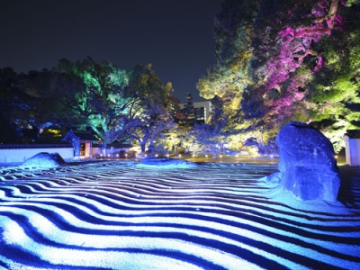 写真：昨年開催されたイベントでライトアップされた福岡市博多区の承天寺