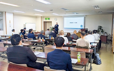 写真：薬物乱用防止の指導方法などを学ぶライオンズクラブの会員ら