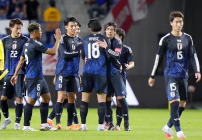 写真：パラグアイと引き分け、上田（１８）をたたえる伊東ら日本代表＝パナソニックスタジアム吹田
