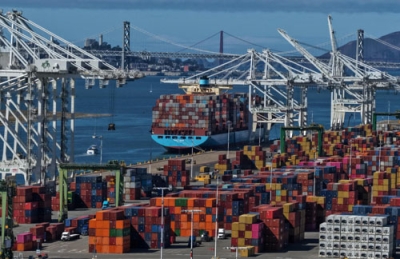 写真：米カリフォルニア州オークランドの港に停留するコンテナ船＝１０日（ゲッティ＝共同）