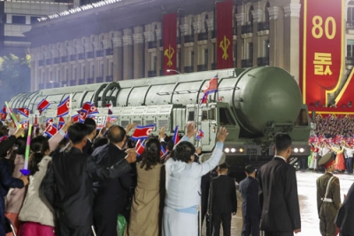 写真：朝鮮労働党創建８０年の軍事パレードに登場した大陸間弾道ミサイル＝１０日、平壌の金日成広場（タス＝共同）