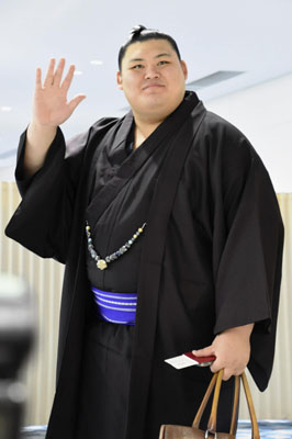 写真：大相撲ロンドン公演に向けて出発する横綱大の里＝１１日、羽田空港
