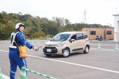 写真：逆走車を誘導する交通管理隊の隊員