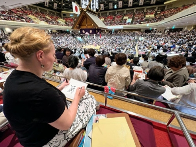 写真：両国国技館で力士のスケッチをするゾヤ・スコロパデンコさん＝東京都墨田区（本人提供）