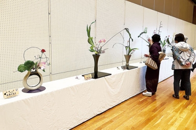 写真：表現力豊かな作品が並んだ「いけばな展」