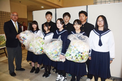写真：ペットボトルキャップを寄贈した白老中生徒会のメンバーら