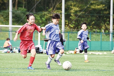写真：ゴールを目指し巧みなドリブルで突破する選手
