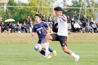 写真：【大谷室蘭－岩見沢緑陵】後半２０分、ゴールを決める大谷室蘭・出井（右）＝中札内交流の杜