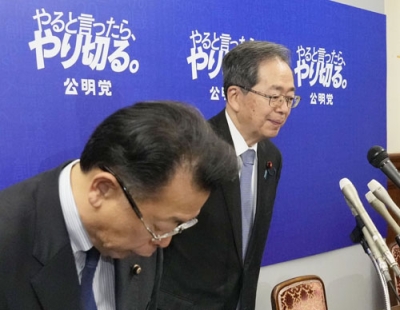 写真：１０日、自公党首会談後の記者会見を終えた公明党の斉藤代表（右）と西田幹事長＝国会