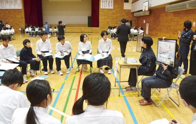 写真：フネージョから海の仕事の魅力を聞く生徒