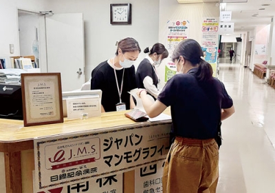 写真：女性が乳がん検診を受けたマンモグラフィーサンデー