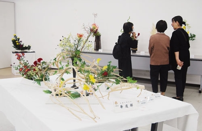 写真：色とりどりの作品が並んでいる小原流室蘭支部の花展