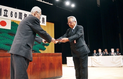 写真：小塚会長（左）から特別貢献賞を受け取る受賞者