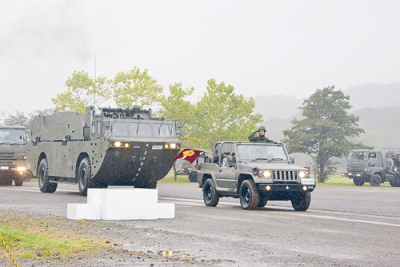 写真：自衛隊の車両が次々とお披露目された観閲行進