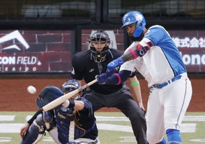 写真：８回日本ハム２死一、二塁、レイエスが右越えに逆転の２点打を放つ＝エスコンフィールド