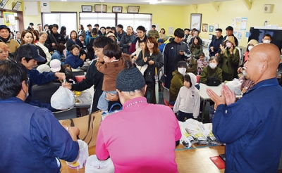 写真：大勢の来館者で盛り上がった大抽選会