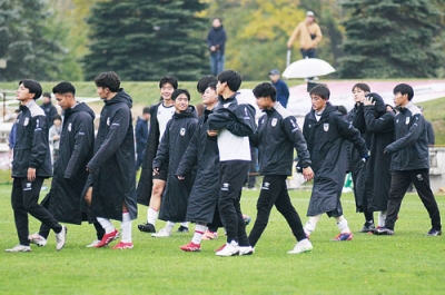 写真：旭川実業に敗れ、肩を落とす大谷室蘭イレブン＝帯広の森球技場