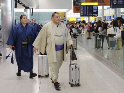 写真：大相撲のロンドン公演のため、英ヒースロー空港に到着した豊昇龍（手前）ら＝１２日、ロンドン（共同）