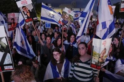 写真：広場で人質の解放を待つ人たち＝１３日、イスラエル中部テルアビブ（共同）
