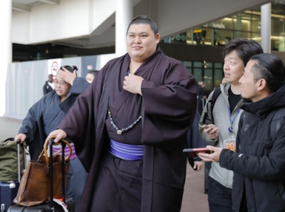写真：大相撲のロンドン公演のため、英ヒースロー空港に到着した横綱大の里＝１１日、ロンドン（共同）