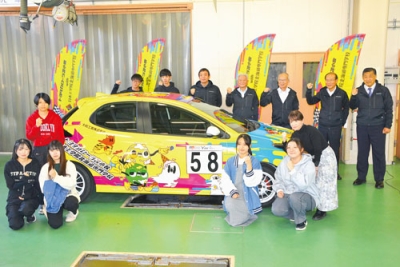 写真：ヤリスカップに出場する車体のラッピングに携わった学生とチーム関係者