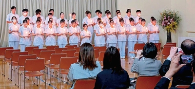 写真：キャンドルを手に「ナイチンゲール誓詞」を唱和する学生