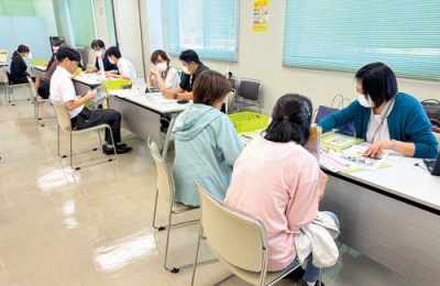 写真：各ブースで福祉関連の企業、業務説明が行われた説明会