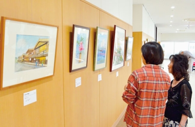 写真：個性豊かな水彩画が並ぶ会場
