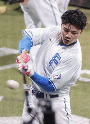 写真：ＣＳファーストステージ突破から一夜が明け、打撃練習する日本ハム・清宮幸＝エスコンフィールド