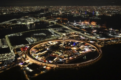 写真：閉幕日を迎えた大阪・関西万博会場の夜景＝１３日午後６時２２分、大阪市此花区の夢洲（共同通信社ヘリから）