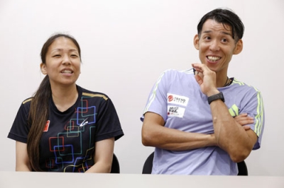 写真：インタビューに応じるデフ陸上男子の高田裕士選手（右）と妻千明選手
