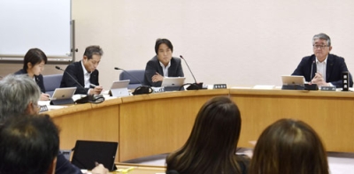 写真：三重県が全国初となる罰則付きカスハラ防止条例の制定に向け、基本方針案を示した県議会の委員会＝１４日午前