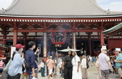 写真：浅草寺の本堂前＝東京都台東区