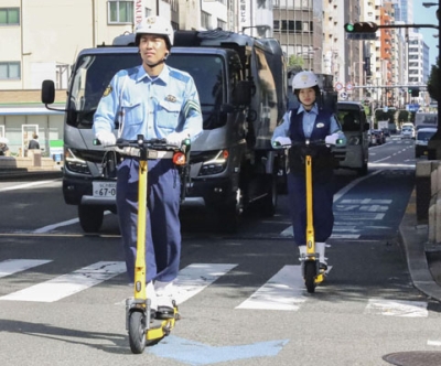写真：電動キックボードに乗る警察官＝大阪市中央区