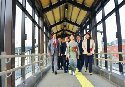写真：跨線橋の渡り初めをする式典参加者