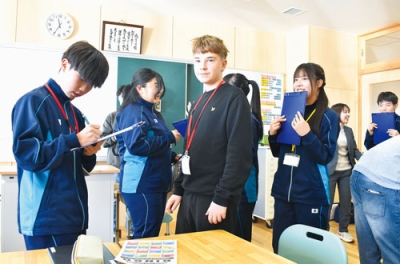写真：壮瞥中でゲーム形式の英語授業を楽しむ訪問団員ら