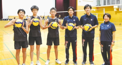 写真：ビーチバレーの全国大会で道代表として躍動したＺＥＲＯ’Ｚ選手と工藤監督（右）