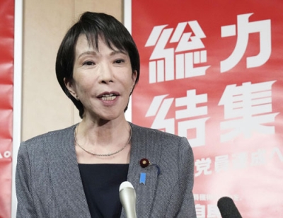 写真：両院議員総会、懇談会を終え、記者団の取材に応じる自民党の高市総裁＝１４日午後、東京・永田町の党本部