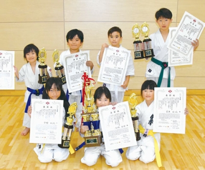 写真：好成績を収め笑顔を見せる門下生７人