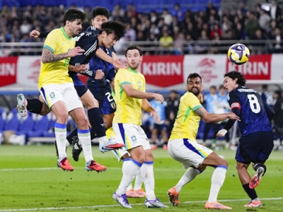写真：【日本―ブラジル】後半、ヘディングで決勝ゴールを決める上田（手前左から２人目）＝味の素スタジアム