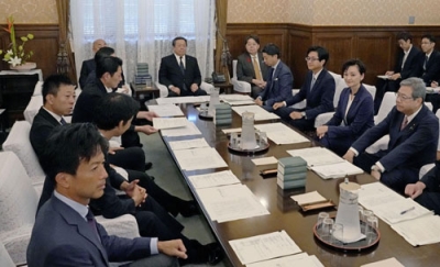 写真：国会内で開かれた衆院の議院運営委員会理事会。奥右は林官房長官＝１５日午前