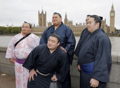 写真：ロンドン市内を散策し、記念写真に納まる大の里（奥中央）ら＝１４日（共同）