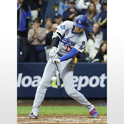 写真：ブルワーズ戦の７回、右前適時打を放つドジャース・大谷＝ミルウォーキー（共同）